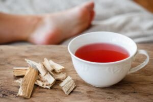 Accueil 7 Bâtonnets d’aubier de tilleul bio près d’une casserole et d’une tasse de décoction après un repas festif